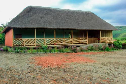 Nzoghu Heritage Safari Camp in Kabatoro