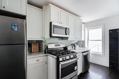 39-3 Newly renovated 3 BR Prime midtown sleeps 6, New York (photo 4)