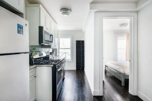 39-3 Newly renovated 3 BR Prime midtown sleeps 6, New York (photo 9)