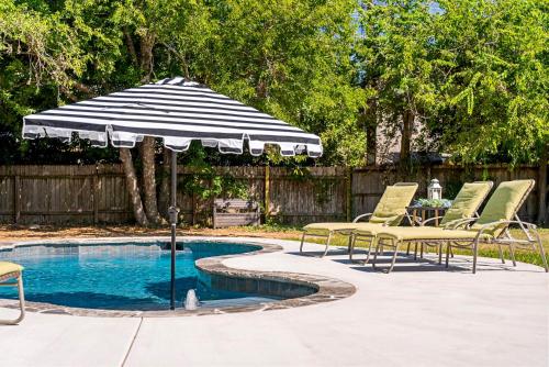 Pool Getaway Movie Room Games Yard Bbq Pets Pool Getaway Movie Room Games Yard Bbq Pets