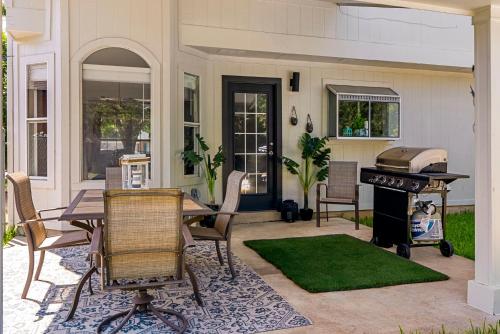 Pool Getaway Movie Room Games Yard Bbq Pets Pool Getaway Movie Room Games Yard Bbq Pets