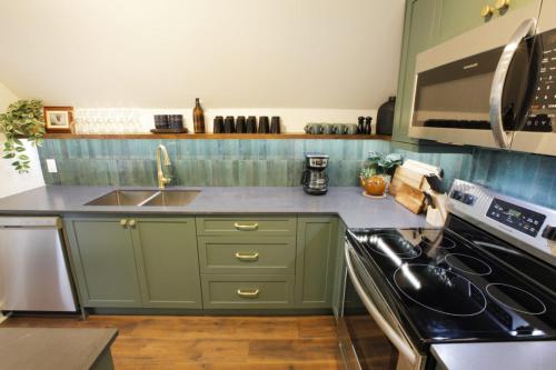 Raven Lady #201- Ucluelet Sleeps 6 Pet Friendly in อูคลูเล็ต (BC)