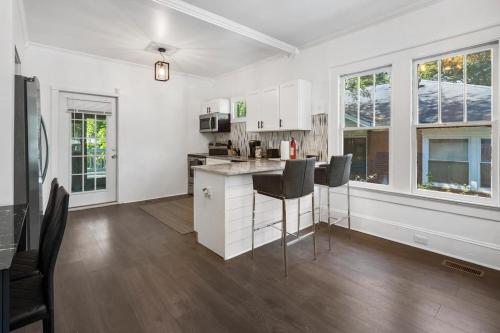 Charming 2 Bedroom Bungalow with wifi and AC in lovely Atlanta in Pittsburgh