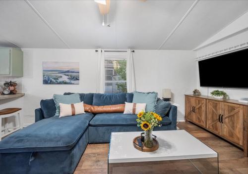 Hot Tub, Fire pit & Pet-friendly Riverside Retreat in New Braunfels, USA