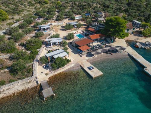 Beach house Danica - resort & tavern BAIN, free transport, pool, Island of Žut - Kornati (Beach house Danica - resort & tavern BAIN, free transport, pool, Island of Zut - Kornati) in Žut
