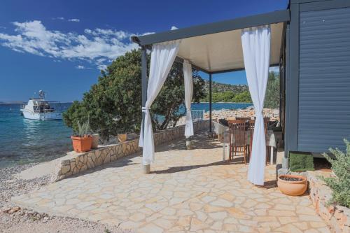 Beach house Danica - resort & tavern BAIN, free transport, pool, Island of Žut - Kornati (Beach house Danica - resort & tavern BAIN, free transport, pool, Island of Zut - Kornati) in Žut