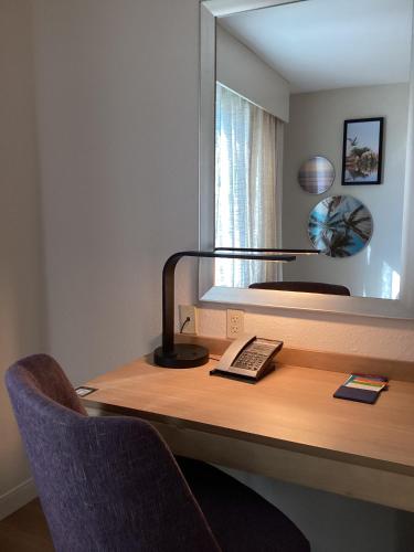 King Room with King Bed - Non-Smoking image 3