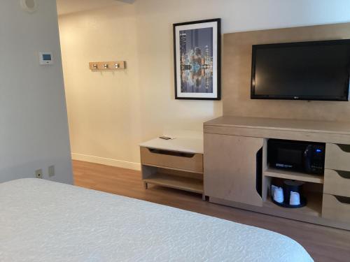 King Room with King Bed - Non-Smoking image 4