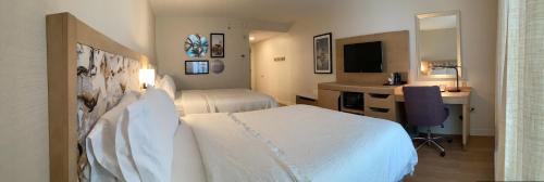 Room with Two Queen Beds - Non-Smoking image 4