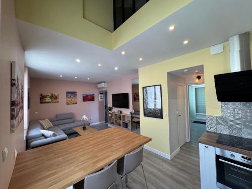 70m2 climatisé - Parking privé - Terrasse - 2 chambres - Lycée Roosevelt - Reims Arena (70m2 climatise - Parking prive - Terrasse - 2 chambres - Lycee Roosevelt - Reims Arena) in 拉納維萊特