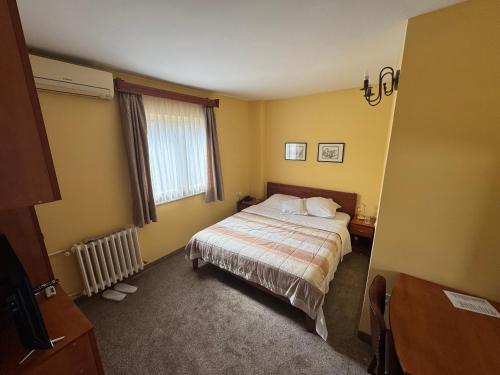 Double Room image 10