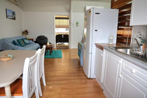 Konyha, The Hopeful Hut-Cosy beach vibes-Bring the dog & boat in Kurrimine Beach (QLD)
