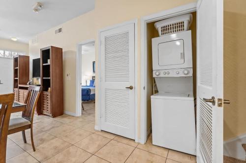 Relaxing 3BR Haven for 8 at Seven Dwarfs - image 10