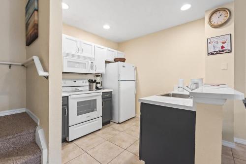 Relaxing 3BR Haven for 8 at Seven Dwarfs - image 14