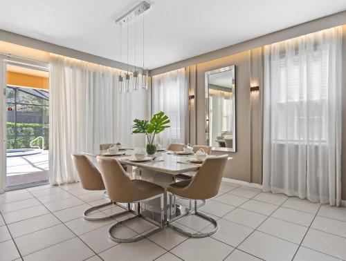 Sleeps 16 guests Single Family 6BR SR6047 in Davenport, USA