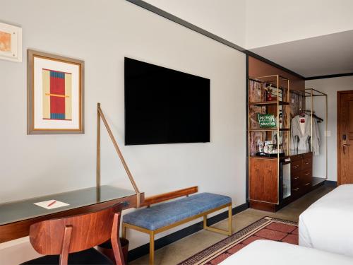 Standard Queen Room image 3