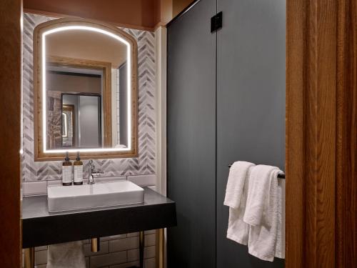 Standard Queen Room image 4