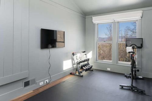 Wilkie 8br Luxury Mtn Villa with Spa