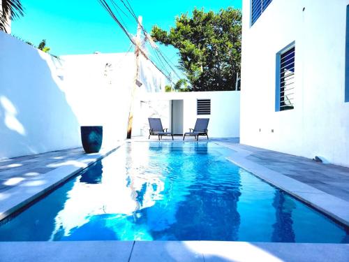 25- Pool Mansion walk to Beach, sleeps 30 guests in Loiza