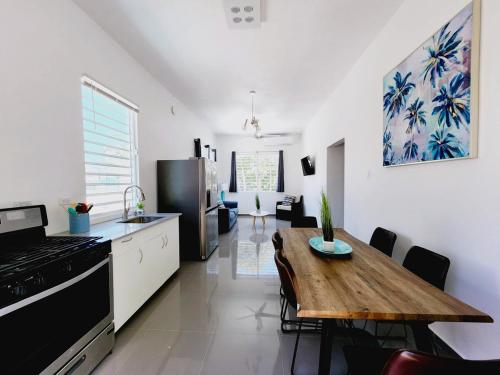 25- Pool Mansion walk to Beach, sleeps 30 guests in Loiza