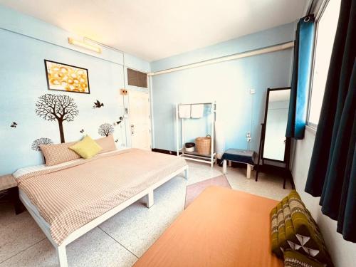 room detail thumbnail 1