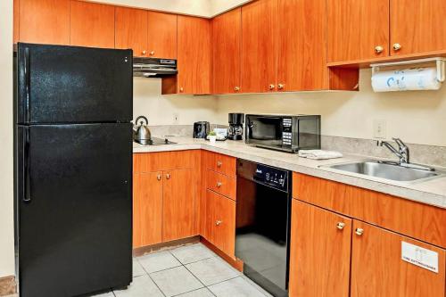 Condo Near Universal Studios w Pool & Hot Tub - image 14