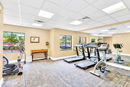 Condo Near Universal Studios w Pool & Hot Tub - image 13