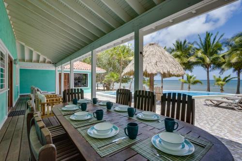 Vista exterior, Beachfront Villa Deep Pool Sleeps 6 Private Suite in Maya Beach