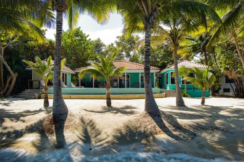 Vista exterior, Beachfront Villa Deep Pool Sleeps 6 Private Suite in Maya Beach