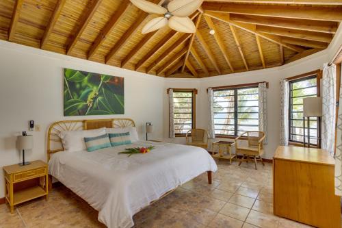 Beachfront Villa Deep Pool Sleeps 6 Private Suite in Maya Beach