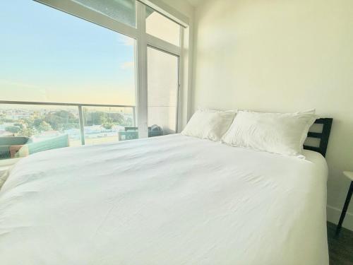 Penthouse with Views in Hollywood - One Bedroom w Parking