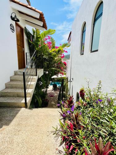 HUGE Suite!! King Bed, Air Conditioning, Pool, Fast Wifi - Sol at Casa Calavera in San Francisco, Mexico