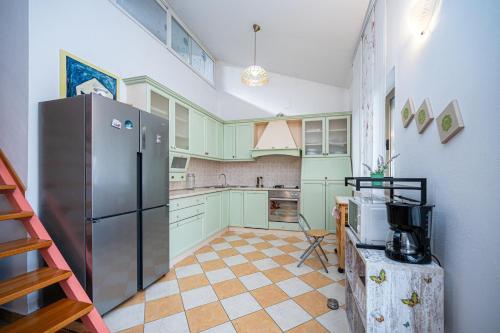 Three-Bedroom Apartment with Terrace image 8