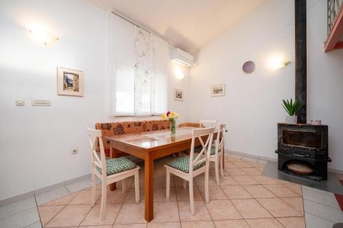 Three-Bedroom Apartment with Terrace image 5