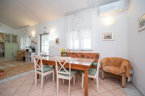 Three-Bedroom Apartment with Terrace image 4