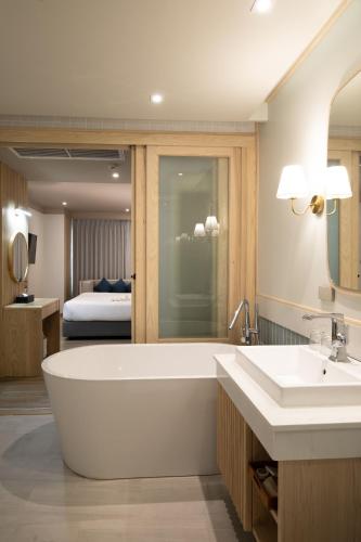 room detail thumbnail 2