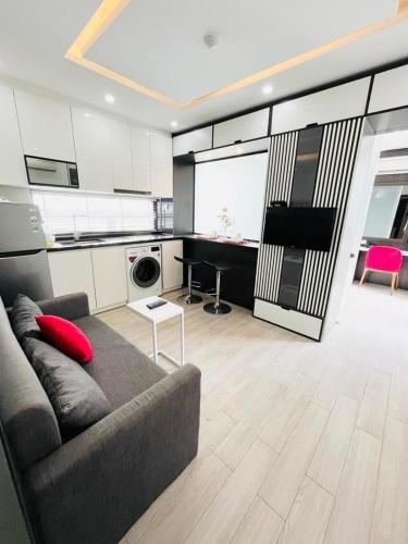 One-Bedroom Apartment image 2