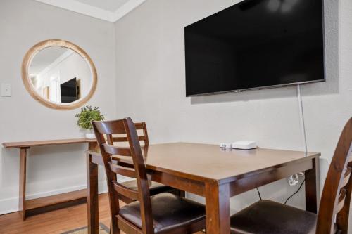 The Flats on Florida St - Super Comfy 2-Bedroom Apartments