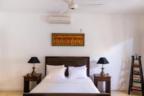 Standard King Room image 3