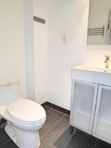 Spadina 11 Guesthouse