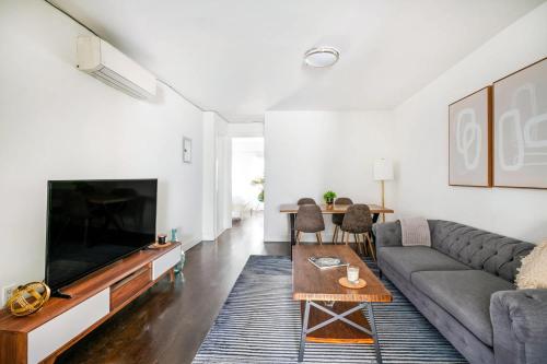 39-3 Newly renovated 3 BR Prime midtown sleeps 6, New York (photo 3)