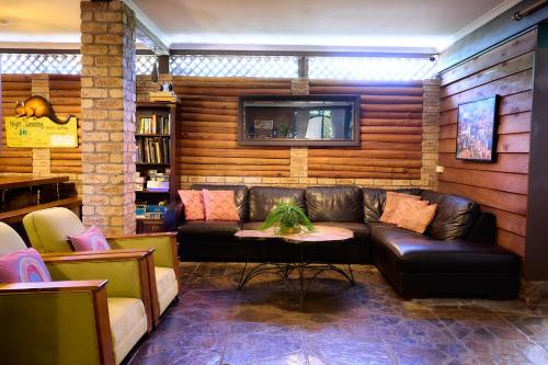 Shared lounge/TV area, On The Wallaby Lodge in Atherton Tablelands