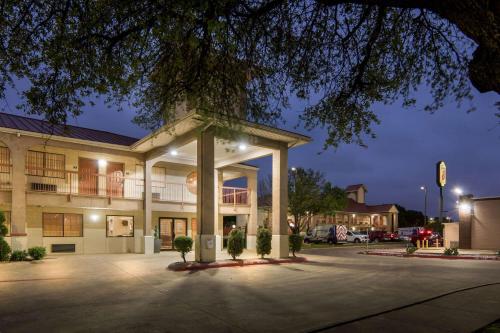 Exterior view, Super 8 By Wyndham Grand Prairie Southwest in Grand Prairie