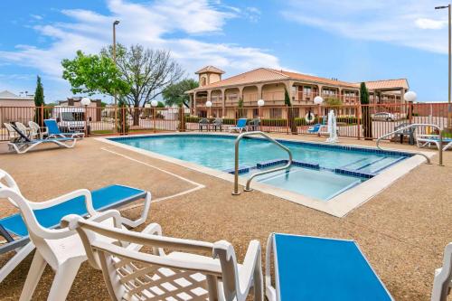 Super 8 by Wyndham Grand Prairie Southwest - image 12