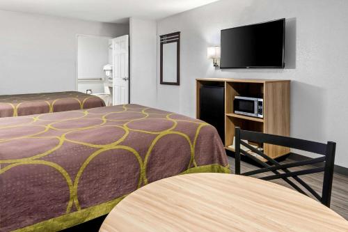 Super 8 by Wyndham Grand Prairie Southwest - image 36
