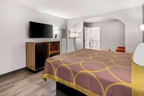 Super 8 by Wyndham Grand Prairie Southwest - image 30