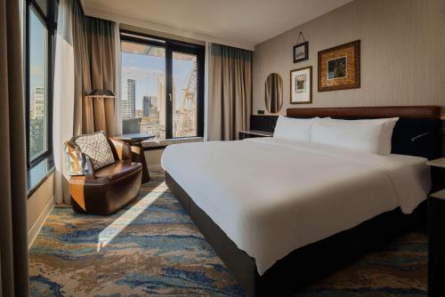 Superior King Room image 3
