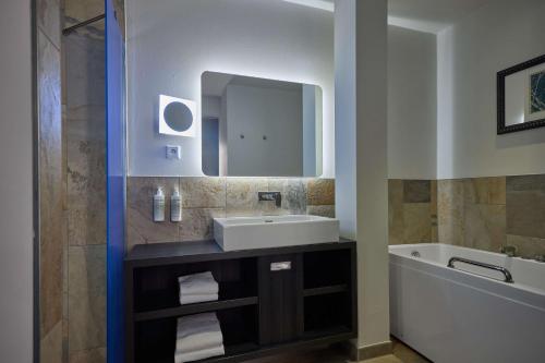Superior King Room image 4