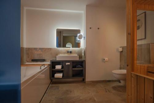 Mainport Design Hotel - image 4
