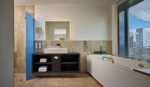Superior King Room with Harbour View image 5